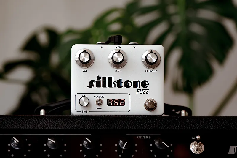 Silktone Fuzz limited edition white